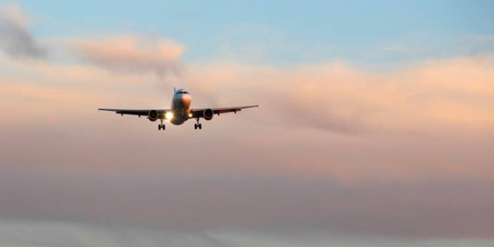 Boeing suspend la production du 737 MAX, interdit de vol