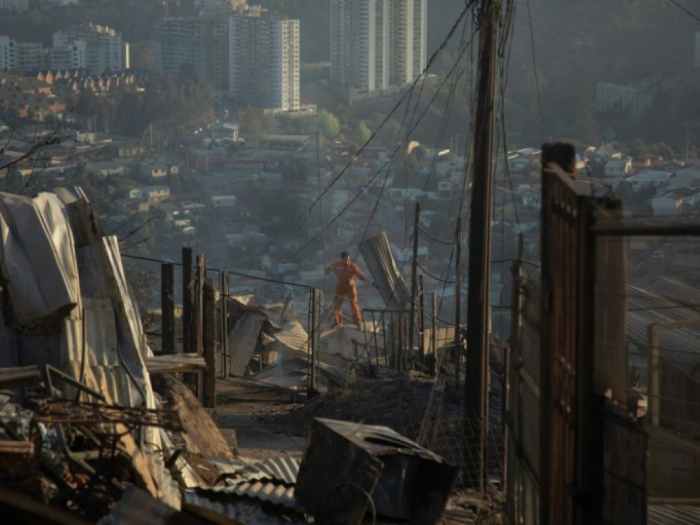 Chili: près de 150 maisons détruites par un incendie à Valparaiso