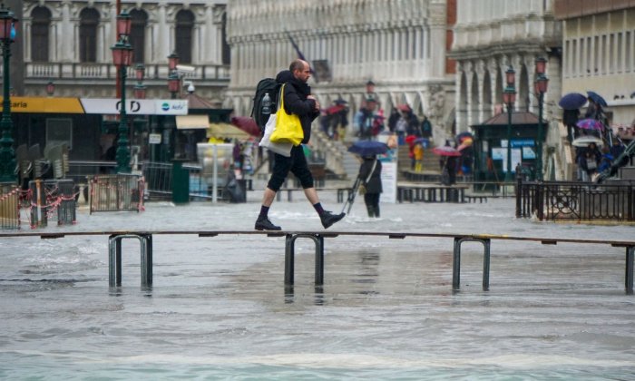 EU aims to stir global action with pledge on climate crisis