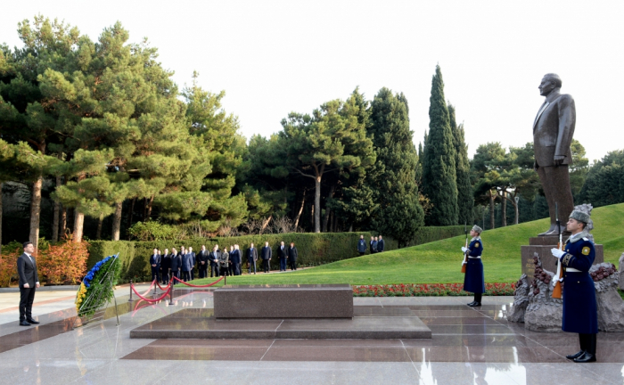   Präsident Wolodymyr Selensky besucht Grabmal von Nationalleader  