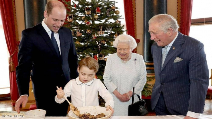شاهد.. ملكة بريطانيا وحفيدها الصغير يطبخان طعام الكريسماس