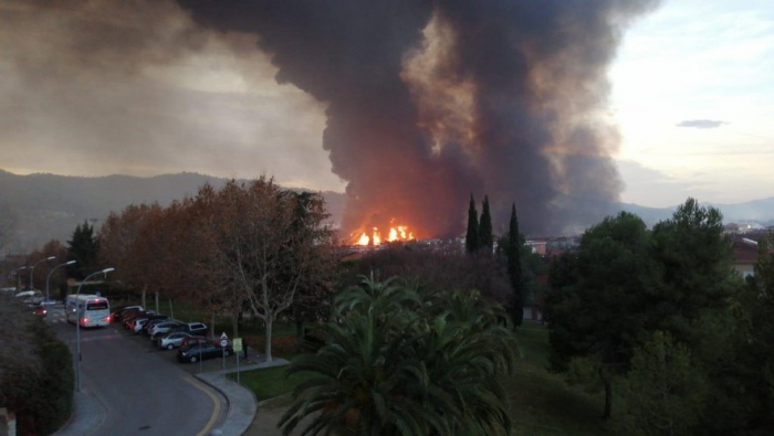   Un énorme incendie dévaste une usine chimique près de Barcelone, la population cloîtrée   