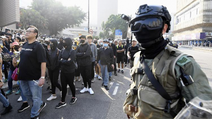 Hongkongs Polizei findet Pistole und Schwert