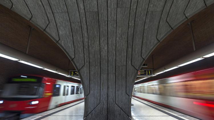 Mann in Nürnberg vor U-Bahn gestoßen