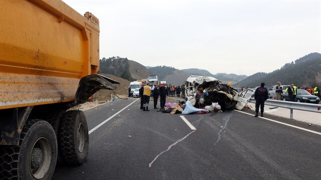   Pakistan: 14 morts dans une collision entre une minibus et un camion  