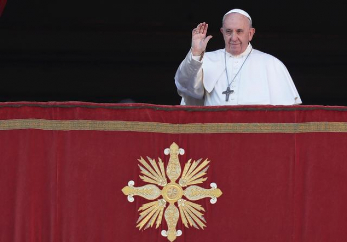 Pope defends migrants, calls for peace in Christmas message  