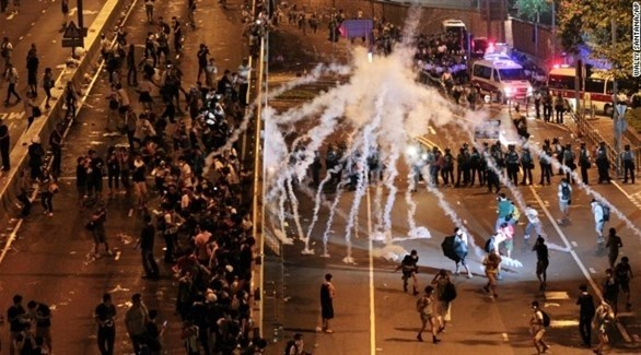 شرطة هونغ كونغ تُفرق مظاهرات ليلية بالغاز المسيل للدموع