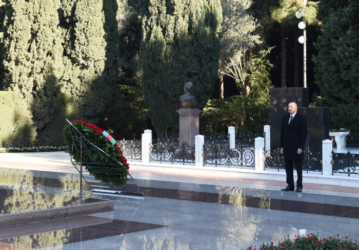   الرئيس الأذربيجاني يزور ضريح الزعيم القومي حيدر علييف  
