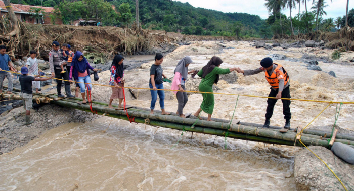 مقتل 9 أشخاص وإصابة 17 آخرين جراء انهيار جسر في إندونيسيا
