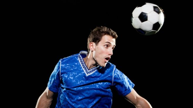 الخرف: هل يزيد ضرب الكرة بالرأس من خطر الإصابة به؟