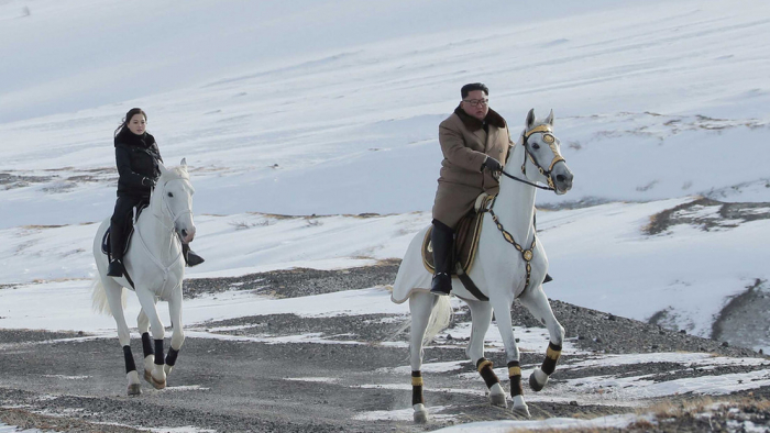 Kim Jong-un asciende a una montaña sagrada cabalgando un caballo blanco
