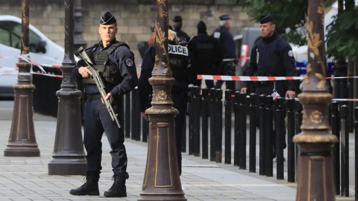   Hombre armado con un rifle de caza abre fuego en un ayuntamiento de Francia y luego se suicida  