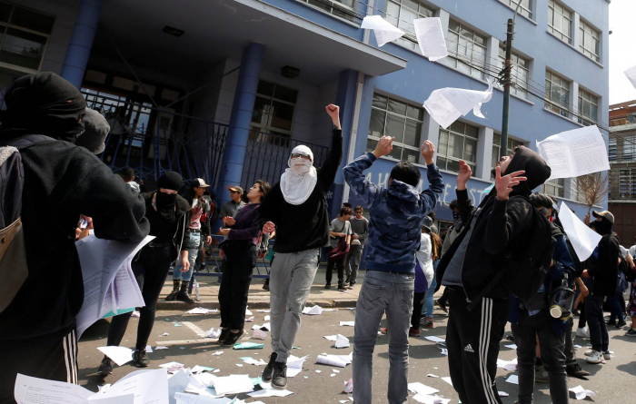 Las revueltas en Chile llegan a los salones de clase durante la jornada de selectividad