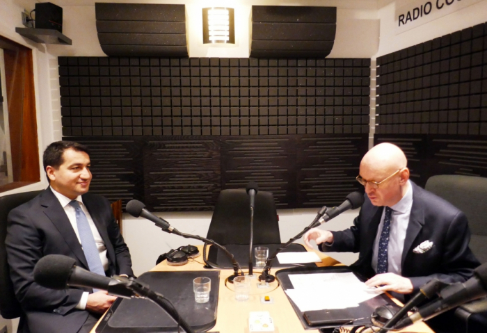   Hikmet Hajiyev concede una entrevista a la Radio Courtoisie de Francia  