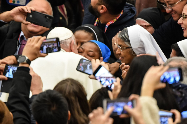 El Papa Francisco bromea con una monja: "¡No me muerdas!"