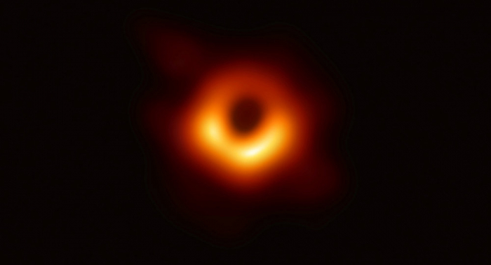 La velocidad de un agujero negro prácticamente desafía las leyes de la física