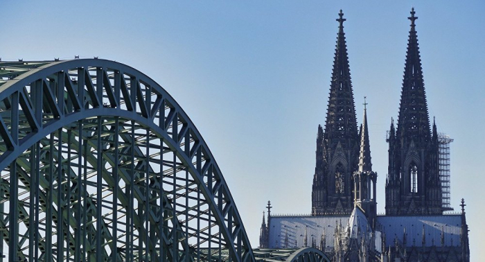 Passant hält Wolke für Rauch: Großeinsatz der Feuerwehr am Kölner Dom – Fotos