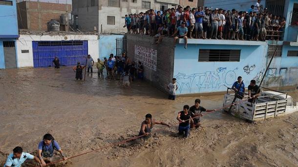 Fuertes lluvias e inundaciones golpean a Perú