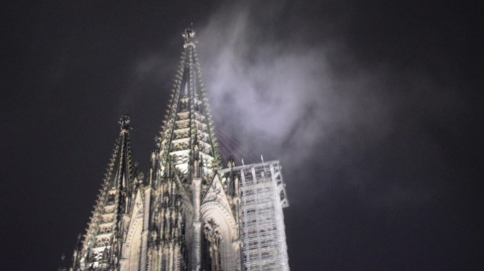 Wolke am Kölner Dom löst Großeinsatz aus