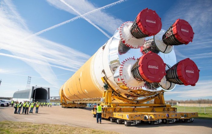 Nasa Moon rocket core leaves for testing