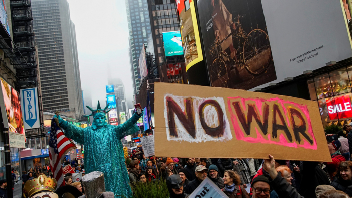     VIDEO:     Miles de ciudadanos protestan en Nueva York en contra de una guerra con Irán