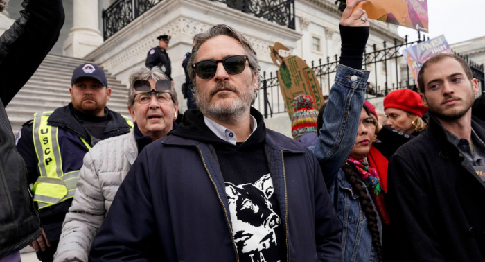 Joaquin Phoenix y Martin Sheen son detenidos en protestas ambientales