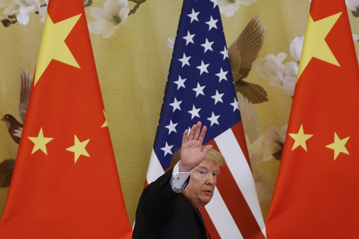     Guerre commerciale :   Trump et le négociateur chinois signent l