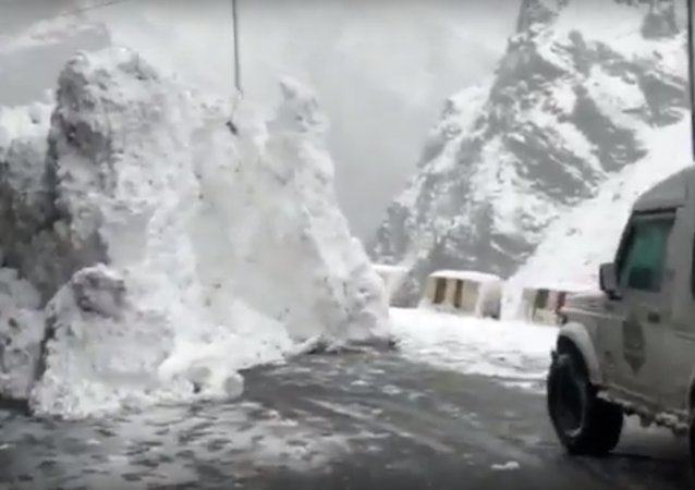   Indien:  Mächtige Schneelawine geht nieder, Touristen fliehen –  Video  