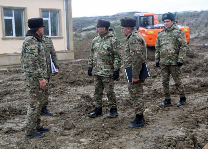   Aserbaidschanischer Verteidigungsminister inspiziert die im Bau befindlichen Militäreinrichtungen  