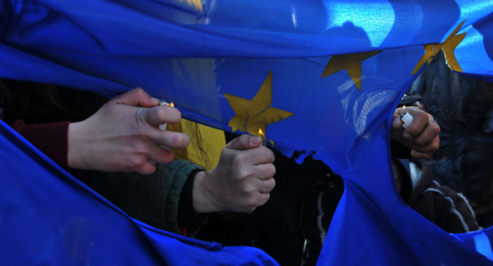 Bis zu drei Jahre Haft für Verbrennen von EU-Flaggen - Opposition im Bundestag skeptisch