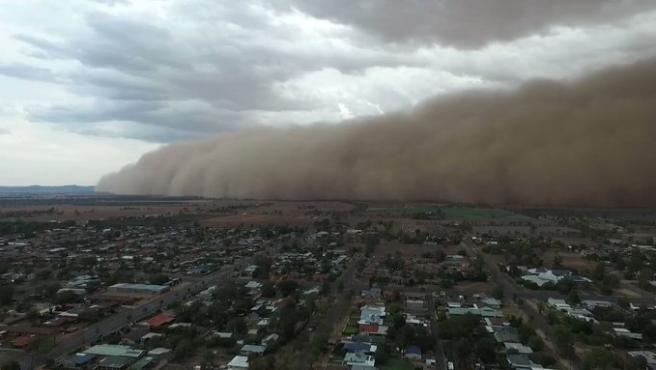 Una gigantesca tormenta de polvo atraviesa el sureste de Australia