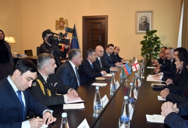   رئيس البرلمان الجورجي يلتقي وزير الدفاع الأذربيجاني  