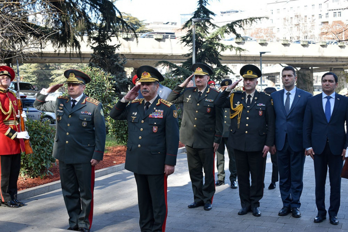   Ministro de Defensa azerbaiyano visita la Plaza de los Héroes en Tiflis  