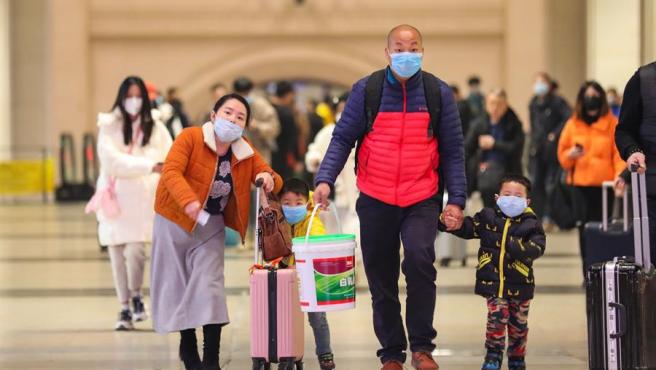 Se dispara el precio de las mascarillas en China para evitar contagios entre personas por el coronavirus de Wuhan