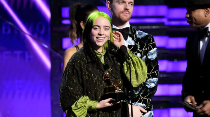  Billie Eilish sweeps Grammy Awards, wins 5 trophies for first album 