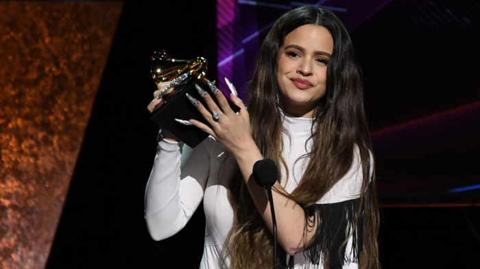 Rosalía lleva el catalán a los Grammy al recoger su premio
