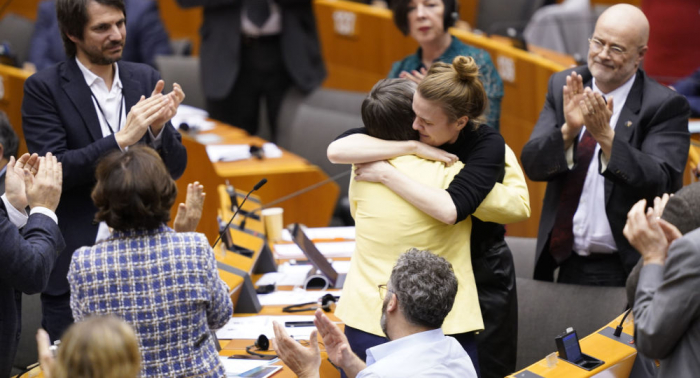   EU-Parlament billigt Brexit-Vertrag und singt Abschiedslied für Großbritannien –   Video    