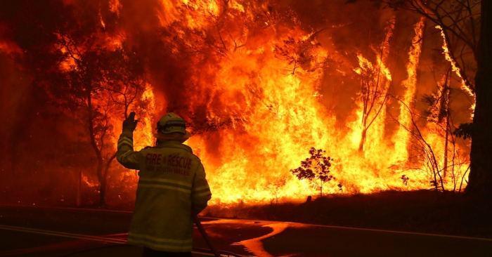   Australian firefighters run to avoid bushfire -   NO COMMENT    