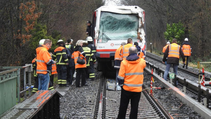 U-Bahn kollidiert mit umgestürztem Baum - vier Verletzte