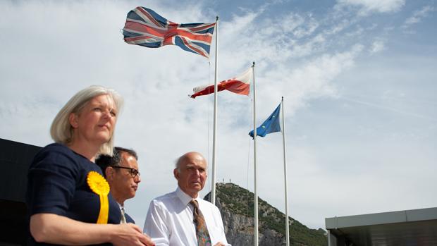 Gibraltar se despide de la UE con el arriado de la bandera europea y el izado de la de la Commonwealth