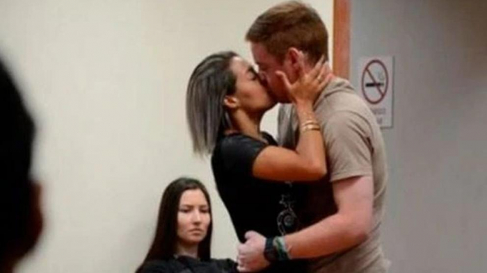 Su pareja le pega cinco tiros pero ella lo perdona besándole en pleno juicio