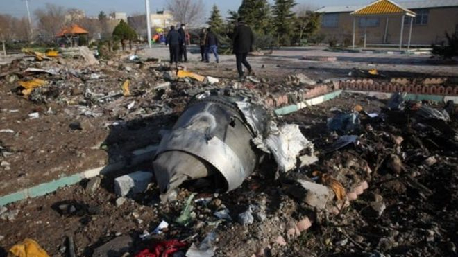 الطائرة الأوكرانية: قادة غربيون يقولون إن الأدلة تظهر إصابتها بـ"صاروخ"، وطهران تحذر من "حرب نفسية"