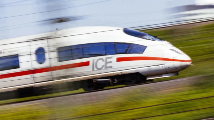 Bund und Bahn unterzeichnen Vereinbarung