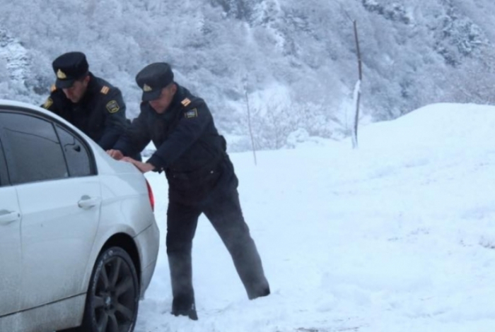 Polislər yolda qalan sürücülərə kömək etdi -    FOTOLAR   
