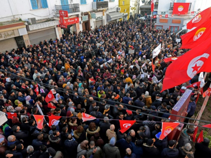 Des milliers de Tunisiens célèbrent le 9e anniversaire de la révolution