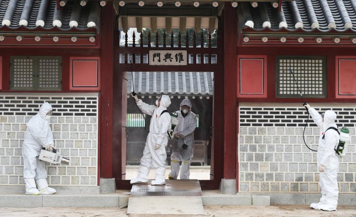 South Korean officials face eggs, invective as quarantine plane takes off