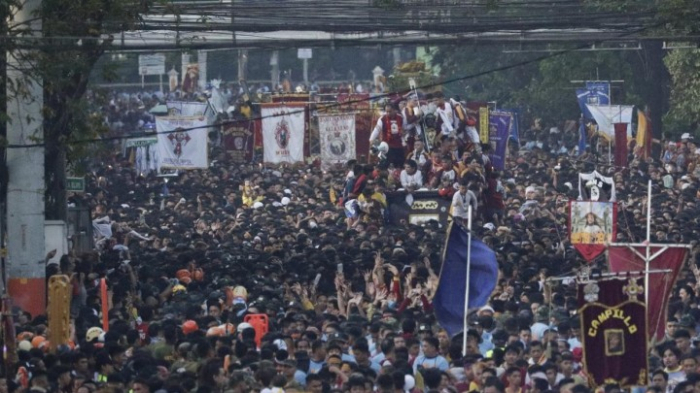 Gläubige ziehen bei riesiger Prozession durch Manila