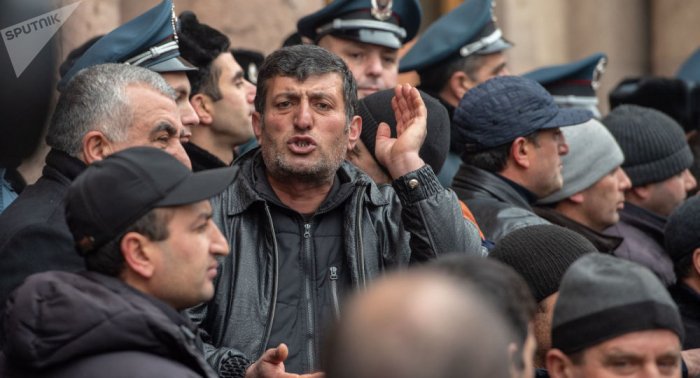 Ermənistanda etiraz aksiyası -  Fermerlər yolu bağladı  