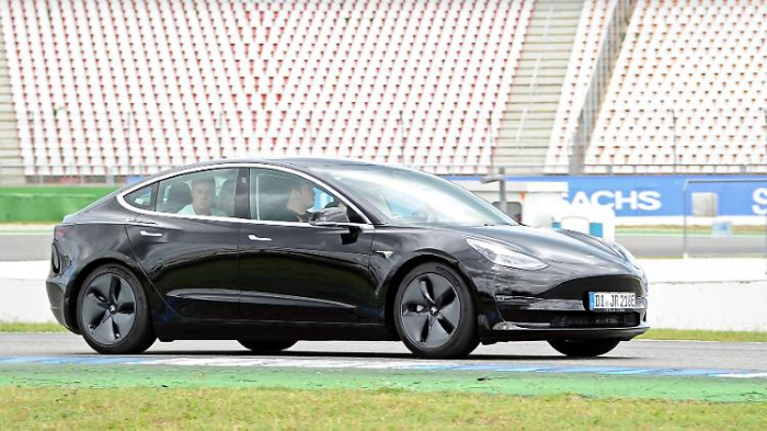 Berlin erlaubt Senatoren einen Tesla