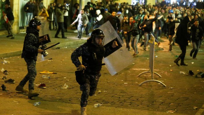 100 injured in clashes between protesters, riot police in Lebanon